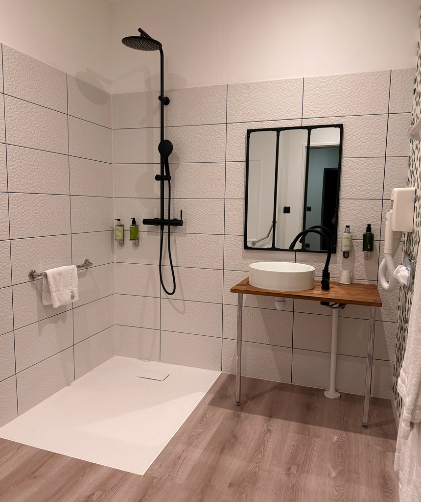 Salle de bains accessibilité handicap appartement nouvel hôtel oyonnax